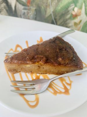 Caramel-banana cake  at Le Voyage in Coron