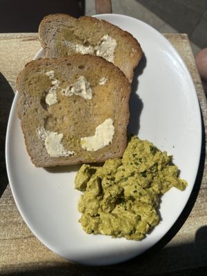 Glutenfreies Brot mit veganem Rührei aus Tofu. Super lecker.  at Olive Garden Deli in Tenerife