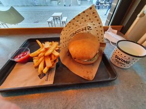 Cheeseburger Combo mit Softdrink at Swing Kitchen - Georgenstraße in Berlin