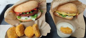 Left smoky pepper burger. Right pink edgy and golden nuggets with garlic dip. at Swing Kitchen - Georgenstraße in Berlin