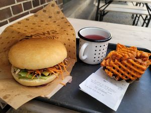 Chili burger with sweet potato fries and unlimited refills for 13.10€ at Swing Kitchen - Georgenstraße in Berlin