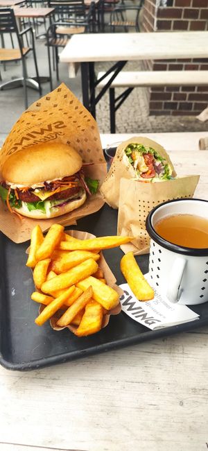 Cheese Burger und Kitchen Wrap at Swing Kitchen - Georgenstraße in Berlin
