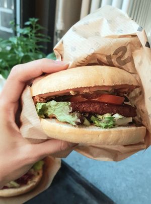 Swing Burger - sizeSwing Burger - size  #Veganuary at Swing Kitchen - Georgenstraße in Berlin