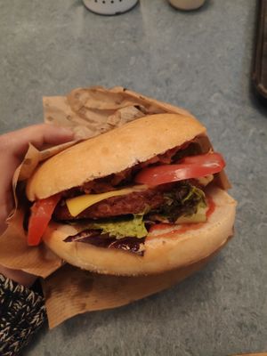 Swing burger with added cheese and no BBQ sauce at Swing Kitchen - Georgenstraße in Berlin