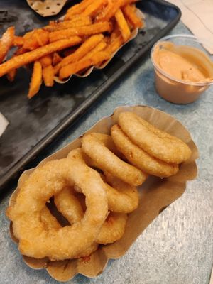 Onion rings and Charly's BBQ sauce at Swing Kitchen - Georgenstraße in Berlin