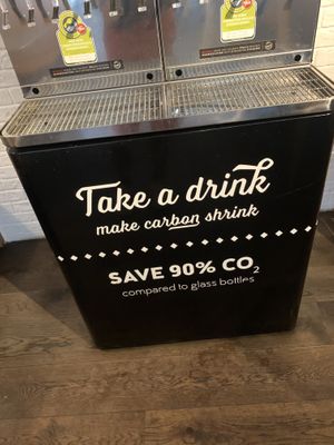 Hier een hervulbare drank machine waar je onbeperkt drankje kan bijvullen.  at Swing Kitchen - Georgenstraße in Berlin
