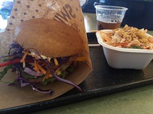 Cheese Burger mit Cole Slaw und Eistee at Swing Kitchen - Georgenstraße in Berlin