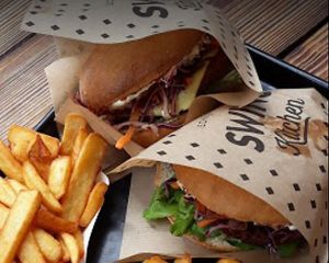 leckere Burger und Pommes at Swing Kitchen - Georgenstraße in Berlin
