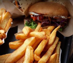 leckere Burger und Pommes at Swing Kitchen - Georgenstraße in Berlin