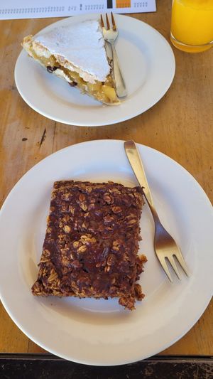 Dessert, chocolateoatmeal and applepie 🥰 at Pit Stop in Copacabana