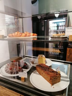 Cakes (no vegan option) at Machhörndl Coffee in Nuremberg