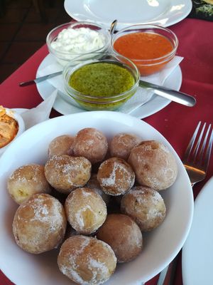 Patate canarine con salse "moho": la maionese all'aglio non è vegana at Taberna De Nino in Lanzarote