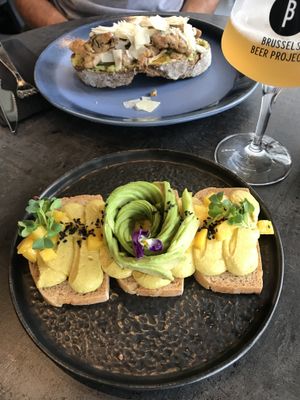 Gluten free curry hummus and mango at The Avocado Show in Brussels