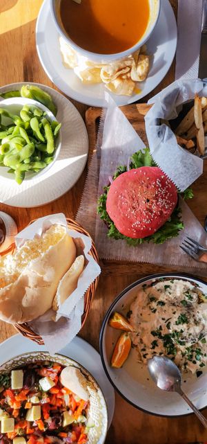 Edamame, Feta Salat, Gebratene Aubergine mit Pita, Vegan Burger, Yucca Pommes at The Open Kitchen in Monteverde