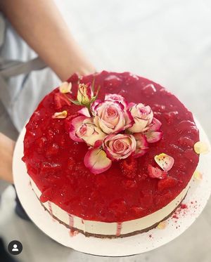 Strawberry & cream custom cake at Planthropie in Birmingham