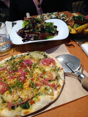 Pizzetta met aardappel, rode ui, vegan kaas en kruidenolie; op de achtergrond bietensalade at The Green House in Utrecht