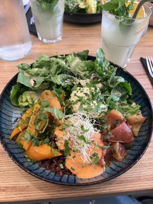 Salade composée, riz rouge sauce poivron pimenté, houmous...  at Sixta in Toulouse