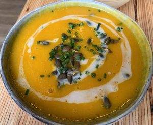 Velouté potimarron, lait du coco, et gingimbre at Sixta in Toulouse
