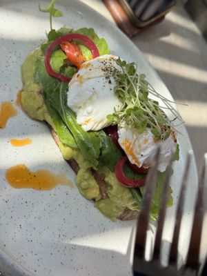 Un festin! Un de meilleurs cafés que j’ai expérimenté dans la dernière année ! Le sacre est 200% bon, le menu varié et santé, le service impeccable avec un personnel souri at Salty Swami's in Hikkaduwa