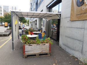 Outdoor seating at Bagelboys Restaurant & Bakery in Zurich
