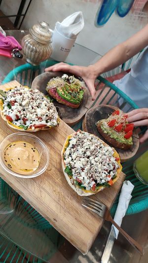 Toast and pizza at Peace & Bowl in Playa Del Carmen