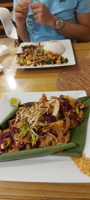 Pad thai und Reis mit Gemüse at Thai Connection in Cuenca