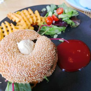 Falafel-Bagel mit Gitterkartoffeln und Salat. (vegan, Preis 14,50 Euro) at WASBAR - Korenmarkt in Ghent