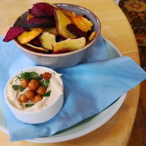 Gemüsechips mit Hummus. (vegan für 5 Euro) at WASBAR - Korenmarkt in Ghent