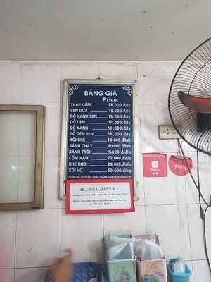 Menu at Che Muoi Sau in Hanoi