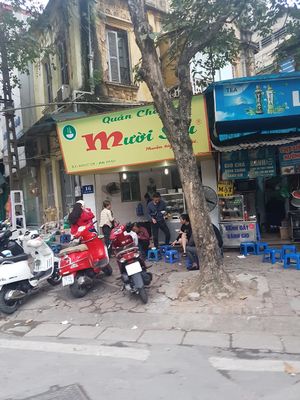 Store front at Che Muoi Sau in Hanoi