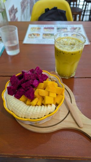 Fresh juice and bowl at Every Fresh Bar in Penang
