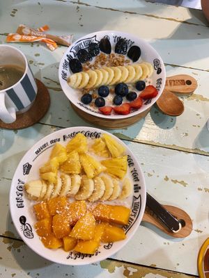Oatmeal bowls  at Every Fresh Bar in Penang