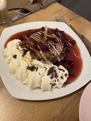 Pancakes mit Kirschen, Schokosplitter und Nussmus ☺️  at Mandala Café & Yoga in Oberstdorf