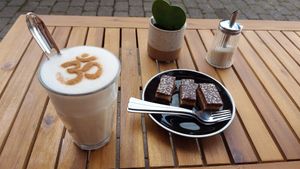Chai latte und Tahinbars 🥰 at Mandala Café & Yoga in Oberstdorf
