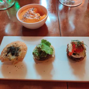 Porkkana gazpacho; merilevä wonton; ruisleipä, savustettu creme fraiche, kesäkurpitsa; maissitortilla, makea herne, avokado (kuva Nikerabbit) at Magu in Helsinki