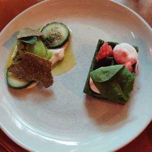 Avomaakurkku, kurkku sorbet ja jogurtti; vohveli, feta ja mansikka balsamico kastike (kuva Nikerabbit) at Magu in Helsinki