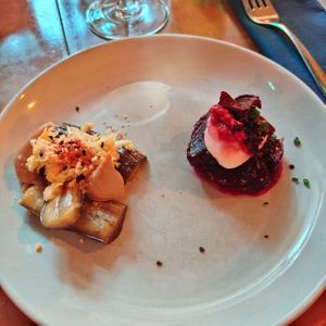 Miso glaseerattu munakoiso, lehtikaali ja kurpitsan siemen; punajuuri tarte tatine, manteli ricotta ja retiisi (kuva Nikerabbit) at Magu in Helsinki