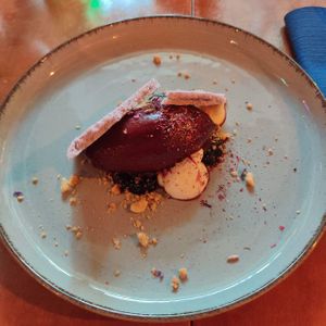 Metsämustikka, hasselpähkinä, vanilja-katajanmarja, marenki ja maitohorsmakukka (kuva Nikerabbit) at Magu in Helsinki