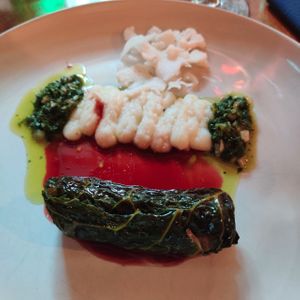 Fermentoitu härkäpapu kaali, mustaherukka kastike, kukkakaali (kuva Nikerabbit) at Magu in Helsinki