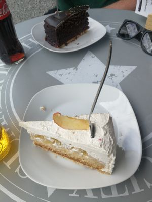 Vegane Sachertorte und Bratapfeltorte at Die Süsse Genusswerkstatt in Nuremberg