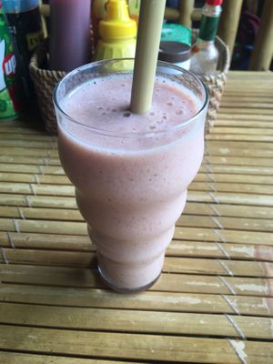 Banana strawberry smoothie at Veggie Box in Phong Nha
