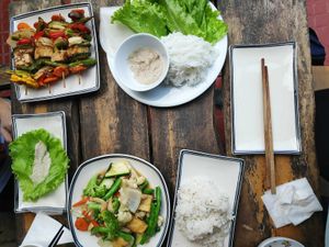 ספרינגרול קבבים וירקות מוקפצים עם אורז at Veggie Box in Phong Nha