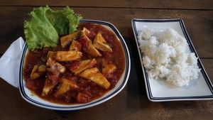 Tofu with tomato sauce at Veggie Box in Phong Nha