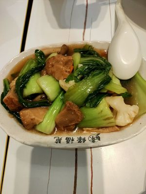 Stir-fried vegetables with monkey head mushrooms at Green Bliss Habitat 綠福苑 - Fortune Centre in Central Singapore