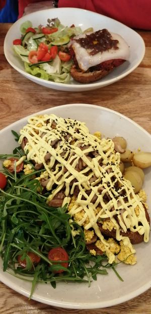 tostada scramble bumble. pan masa madre con tofu revuelto con shitake, salsa, rúcula y patatas. opcional aguacate. at Bohl in Barcelona