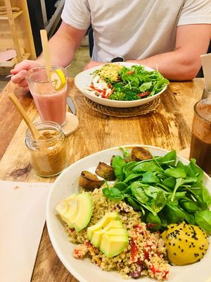 Amazing salad bowls & smoothies 😍 at Bohl in Barcelona