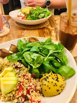 Amazing salad bowls & smoothies 😍 at Bohl in Barcelona
