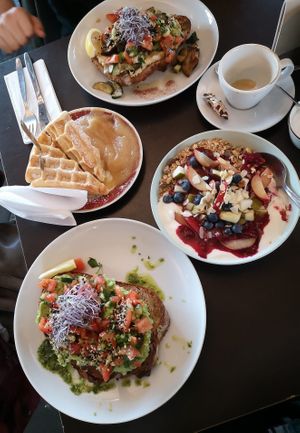 Waffeln, Frühstücksbowl und belegte Brote. at Hermann in Freiburg