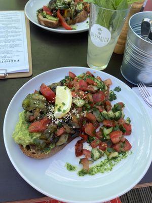 Avocadobrot und Ingwer-Limetten-Limonade  at Hermann in Freiburg