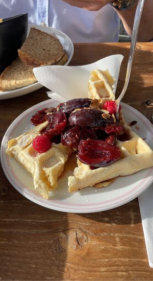 Waffel mit Zwetschge und mandelsplitter (Vanille Quark wurde weggelassen, weil nicht vegan). Darauf wurde ich hingewiesen  at Hermann in Freiburg